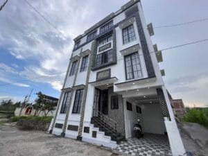 Villa di Kota Batu – 15 Rekomendasi Sewa Terbaik & Nyaman Villa Batu Malang Tampak Depan Villa di Kota Batu