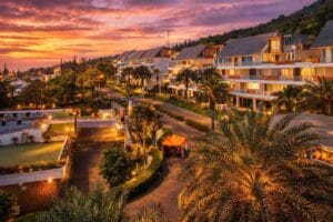 17+ Hotel di Batu Malang Terbaik dan Favorit Wisatawan Villa Batu Malang Amarta Hills Hotel Batu Malang dengan infinity pool dan pemandangan kota