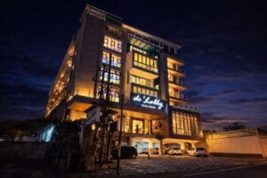 17+ Hotel di Batu Malang Terbaik dan Favorit Wisatawan Villa Batu Malang lobby De Lobby Suite Hotel Batu Malang dekat Alun-Alun Batu dan pusat kota