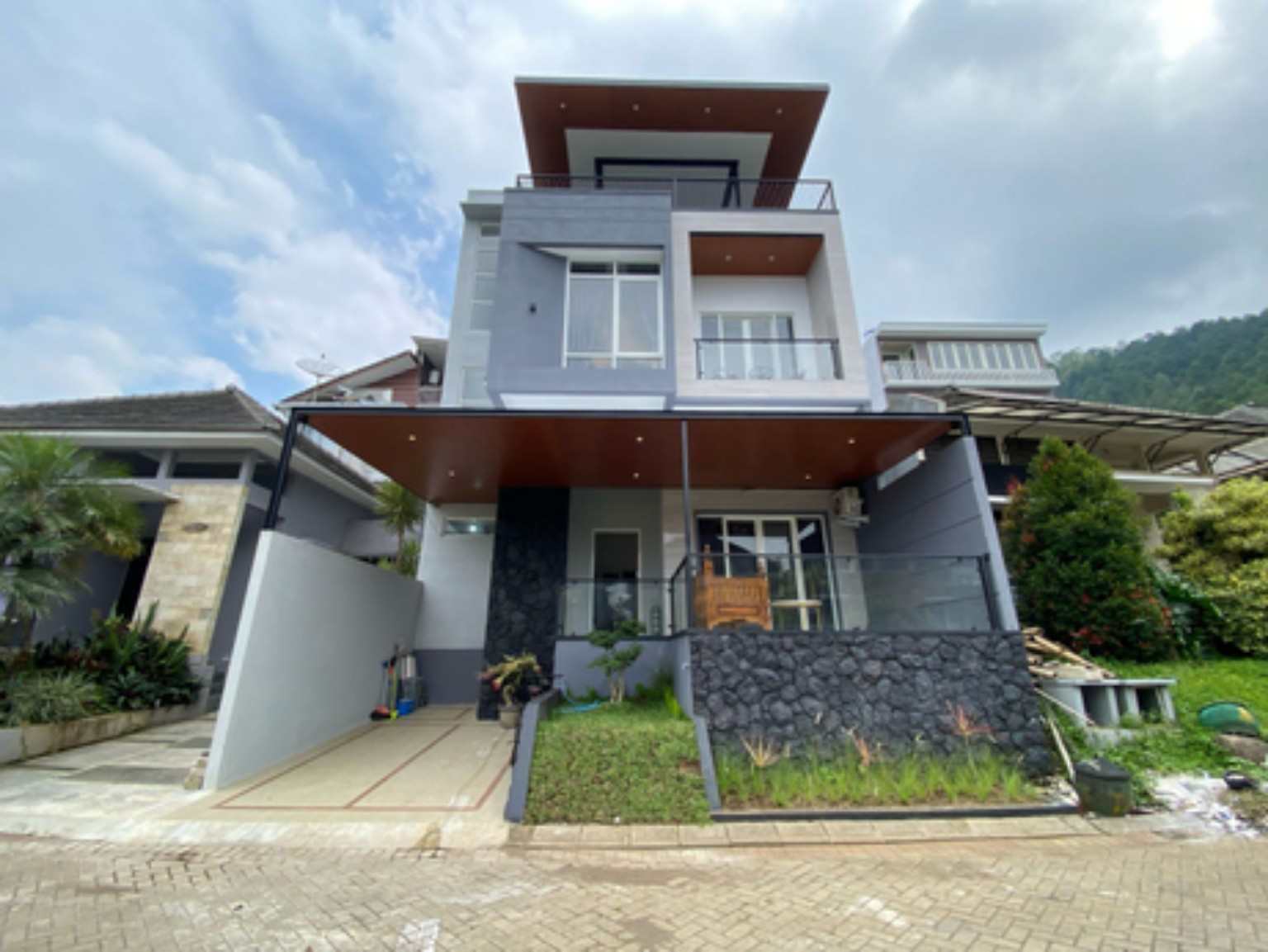 Villa M67 Batu tampak depan modern minimalis di Kota Batu